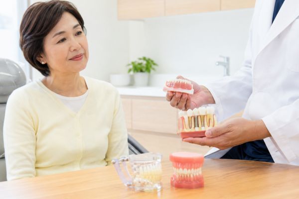 入れ歯とブリッジの違いを相談するイメージ