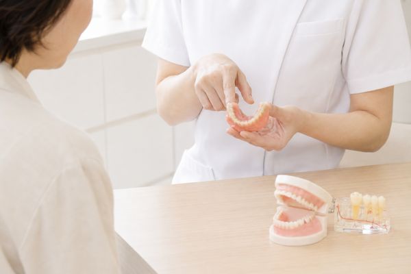 取り外し式の入れ歯のイメージ