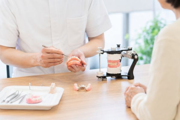 噛める入れ歯治療を相談するイメージ