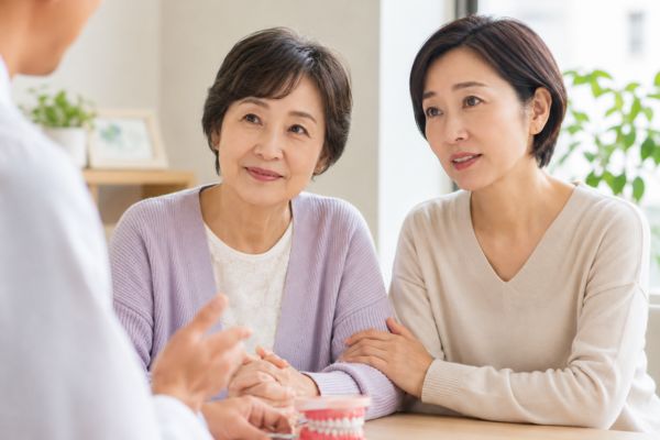入れ歯と認知症の関係を相談するご家族のイメージ