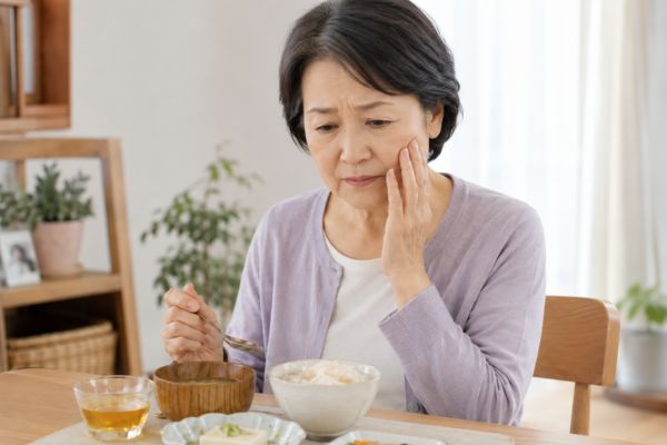 合わない入れ歯による食事の不安のイメージ