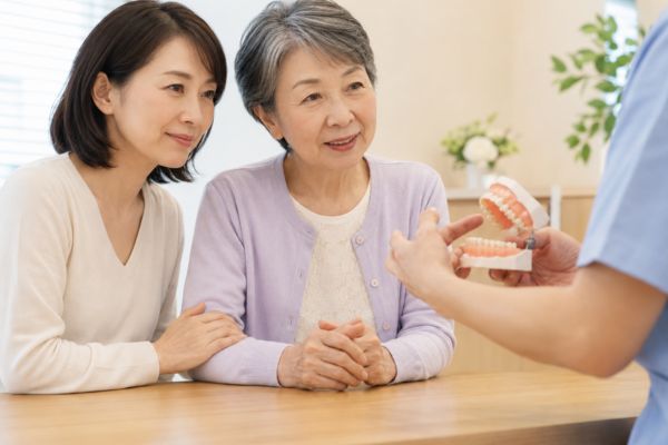 ご家族が親御さんの入れ歯について相談するイメージ