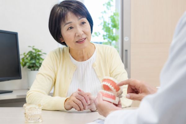 入れ歯と噛み合わせについて相談するイメージ