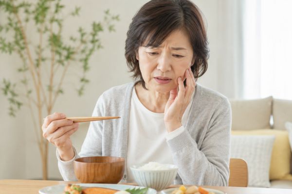 入れ歯で噛みにくい方のイメージ