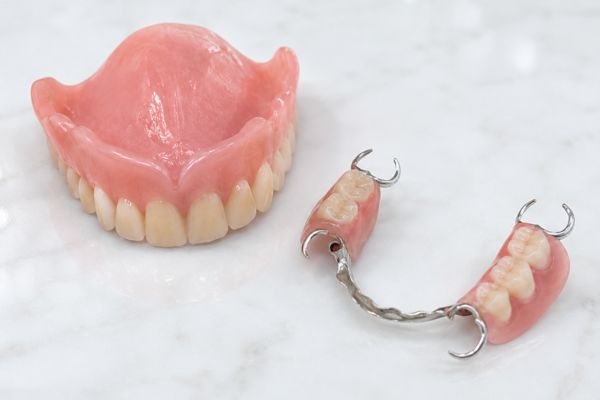 保険の入れ歯の特徴を説明するイメージ
