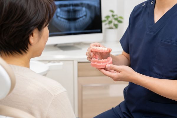 入れ歯の使い心地を確認するイメージ