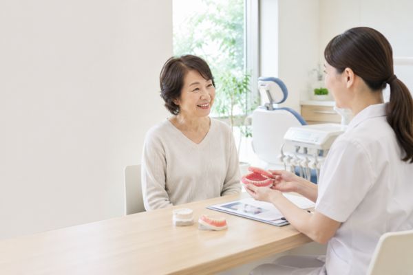 保険の入れ歯について相談するイメージ