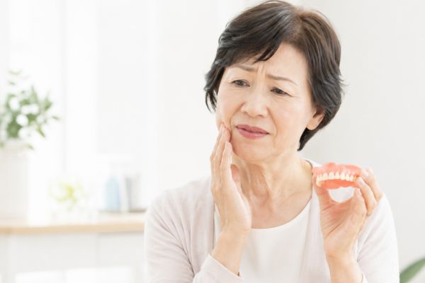入れ歯が合わない・痛い方のイメージ