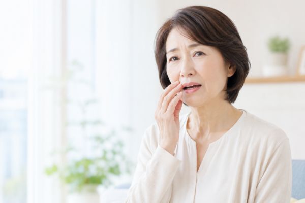 入れ歯で喋りにくい方のイメージ