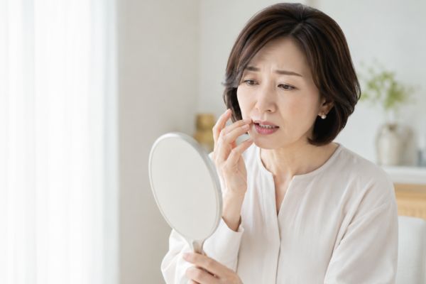 入れ歯の見た目が気になる方のイメージ